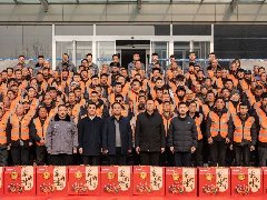 情系农民工 蛇年送祝福——华兆控股为优秀农民工发放春节礼品